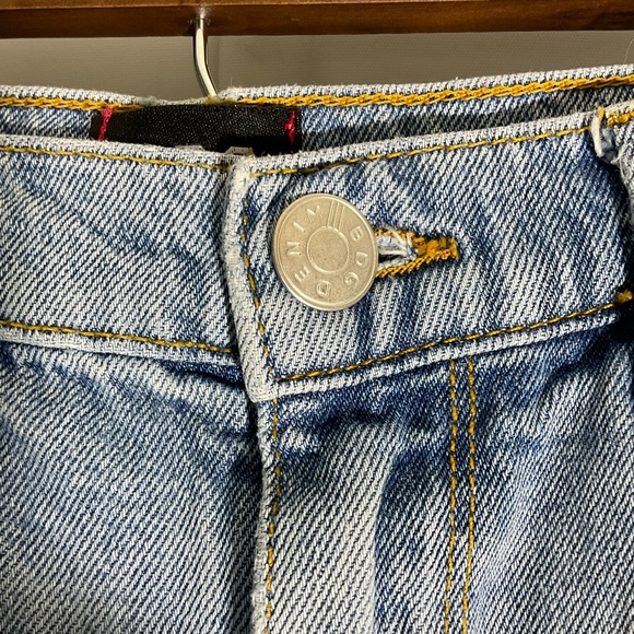 BDG Urban Outfitters Mom High Rise Highly Distressed Lite Blue Denim Size 26 - Picture 4 of 16